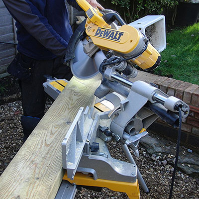 Wood sawing on a DEWALT DWS780