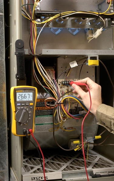 A man measuring with Fluke 113